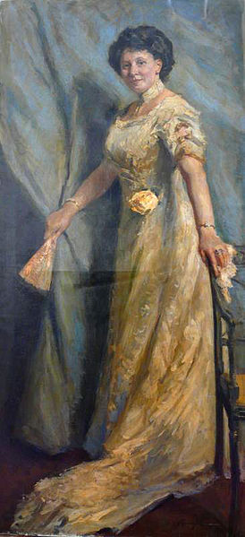 Dame in gelbem Kleid mit gelber Rose
